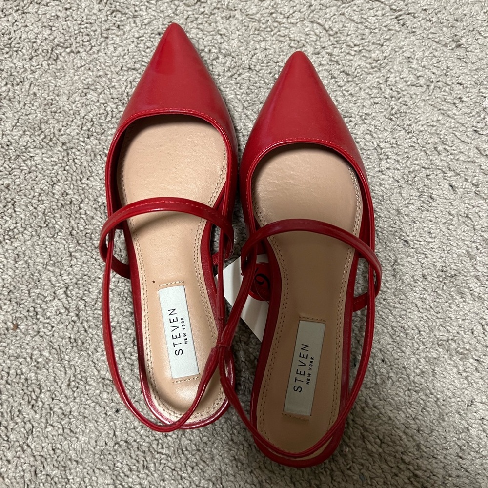 Seven7 Women's Vibrant Red Pointed Flats